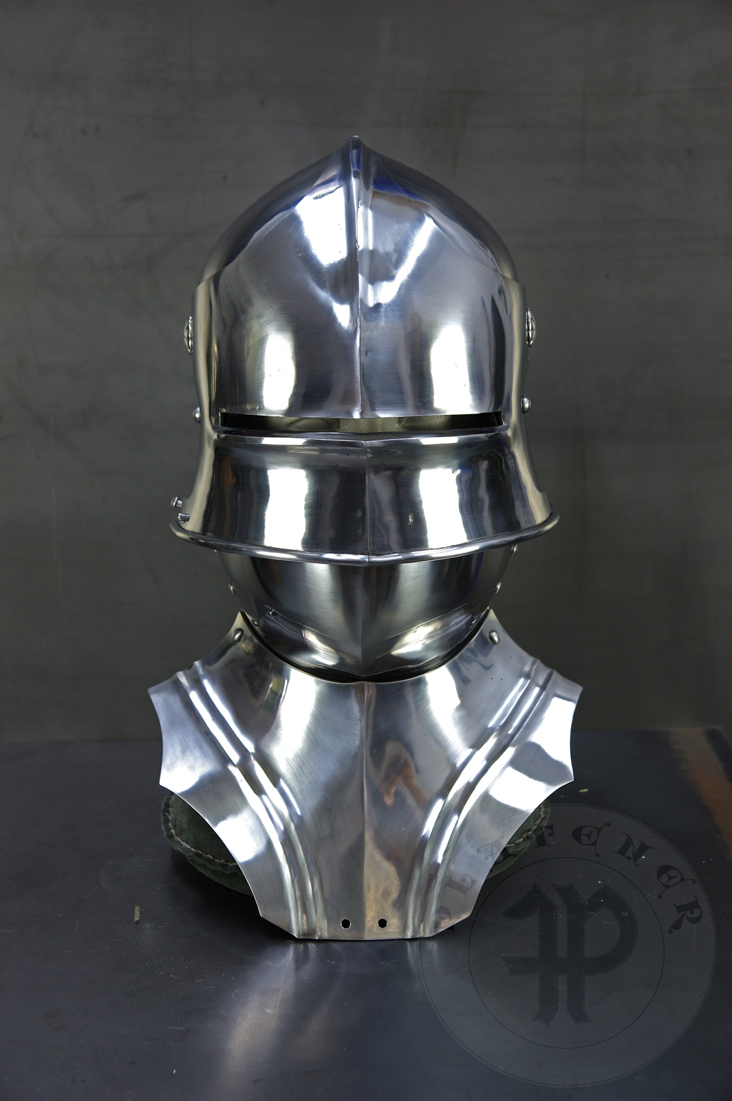 Sallet inspired by example from the Philadelphia Museum of Art; bevor inspired on Churburg CHS25 piece. Period: 1460-1470 Material: 2 mm steel with 0,3 % carbon. Heat treatment: sallet hardened and tempered up to 38 HRC and bevor up to 42 HRC. / Salada inspirowana na originale z Philadelphia Museum of Art; podbrdek oparty na oryginale z Churburga CHS25. Salada hartowana i odpuszczana do 38 HRC a podbrdek do 42 HRC.